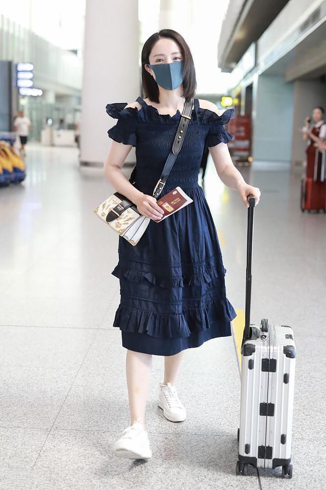 密码白鞋与黑裙的梦幻碰撞AG真人平台解锁冬日时尚(图2)