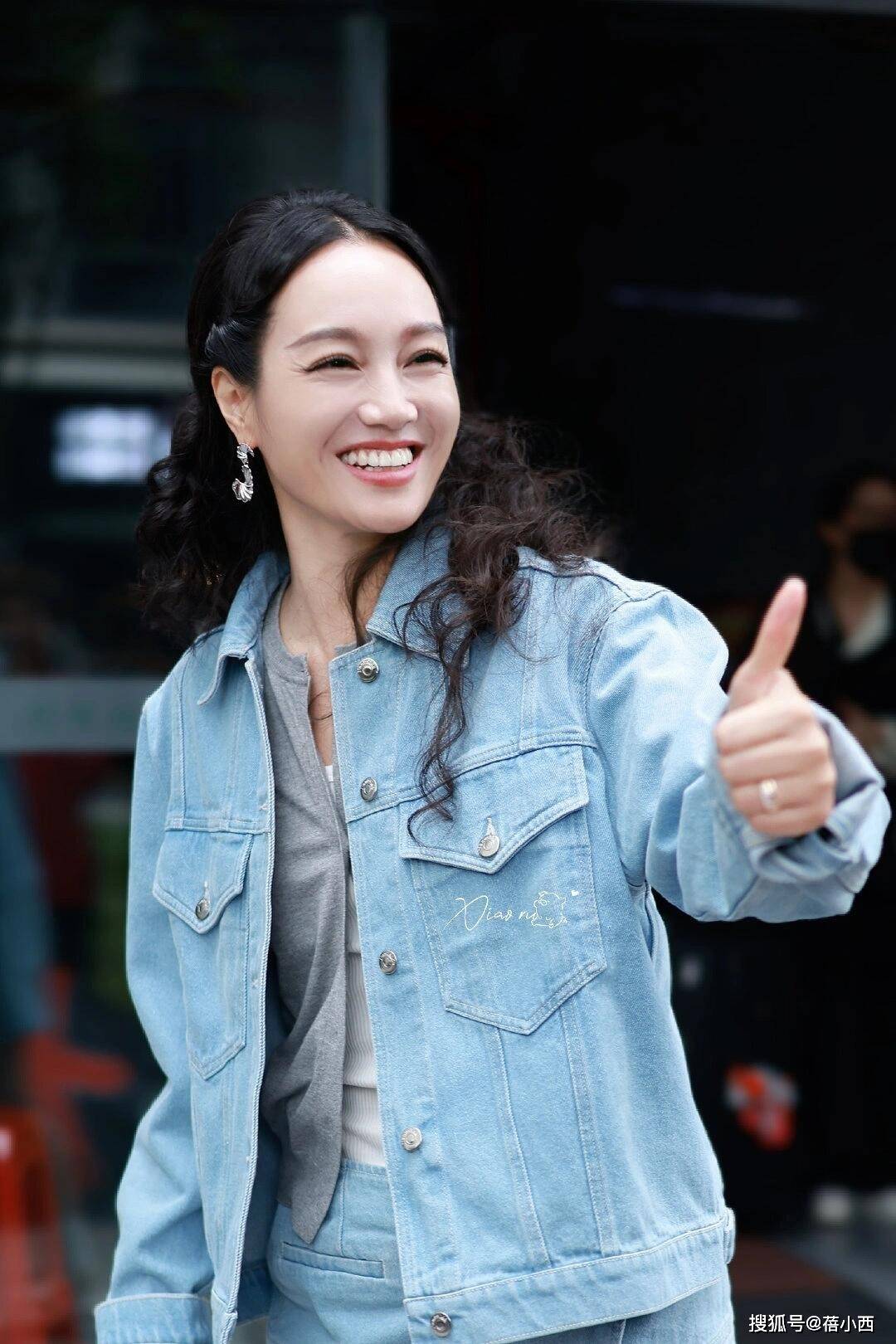 年轻10岁一身牛仔穿搭美得像换了个人AG真人游戏平台朱丹新剪了波波头短发(图2)