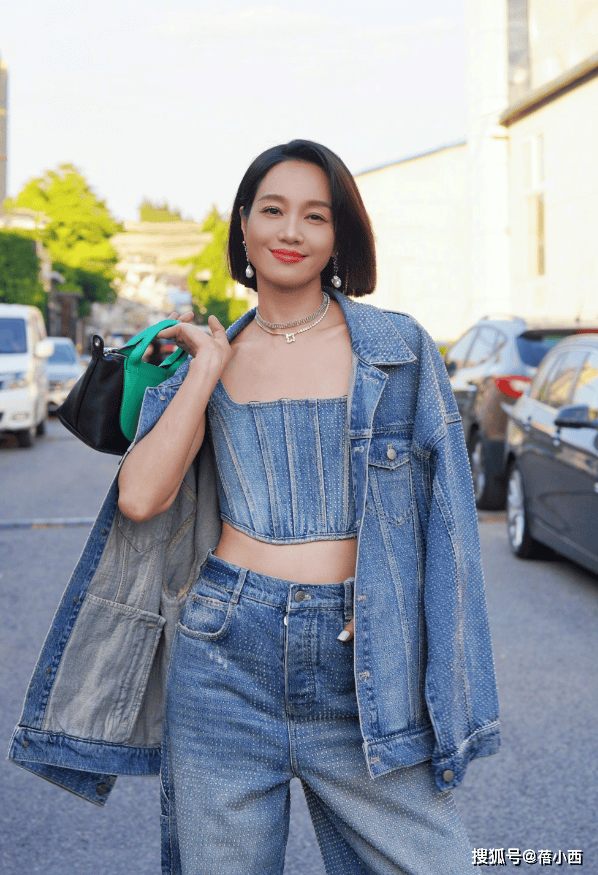 年轻10岁一身牛仔穿搭美得像换了个人AG真人游戏平台朱丹新剪了波波头短发(图6)