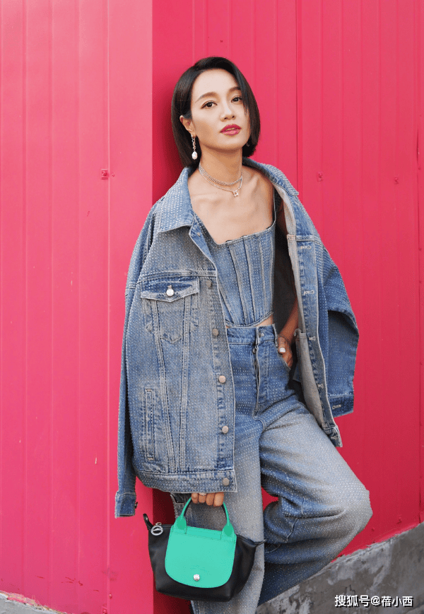 ：牛仔外套要一套穿平底鞋才更时髦AG真人