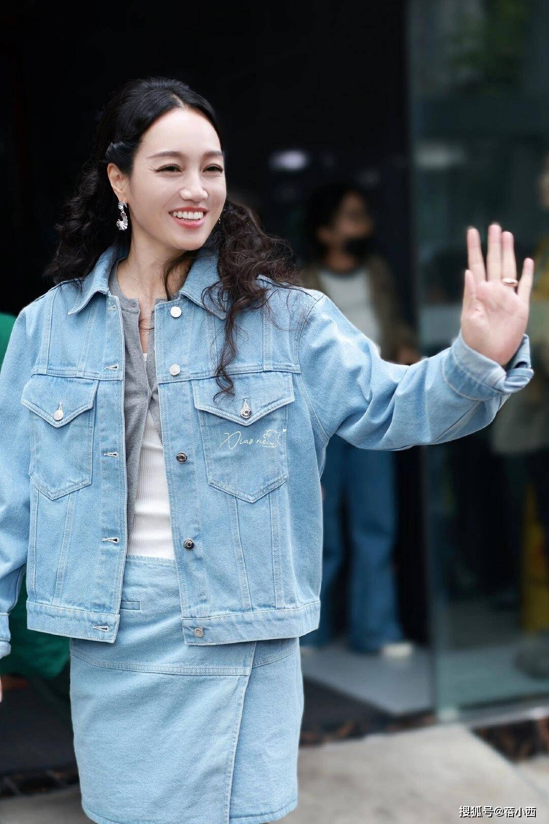 ：牛仔外套要一套穿平底鞋才更时髦AG真人中国看了朱丹的穿搭我悟了(图2)