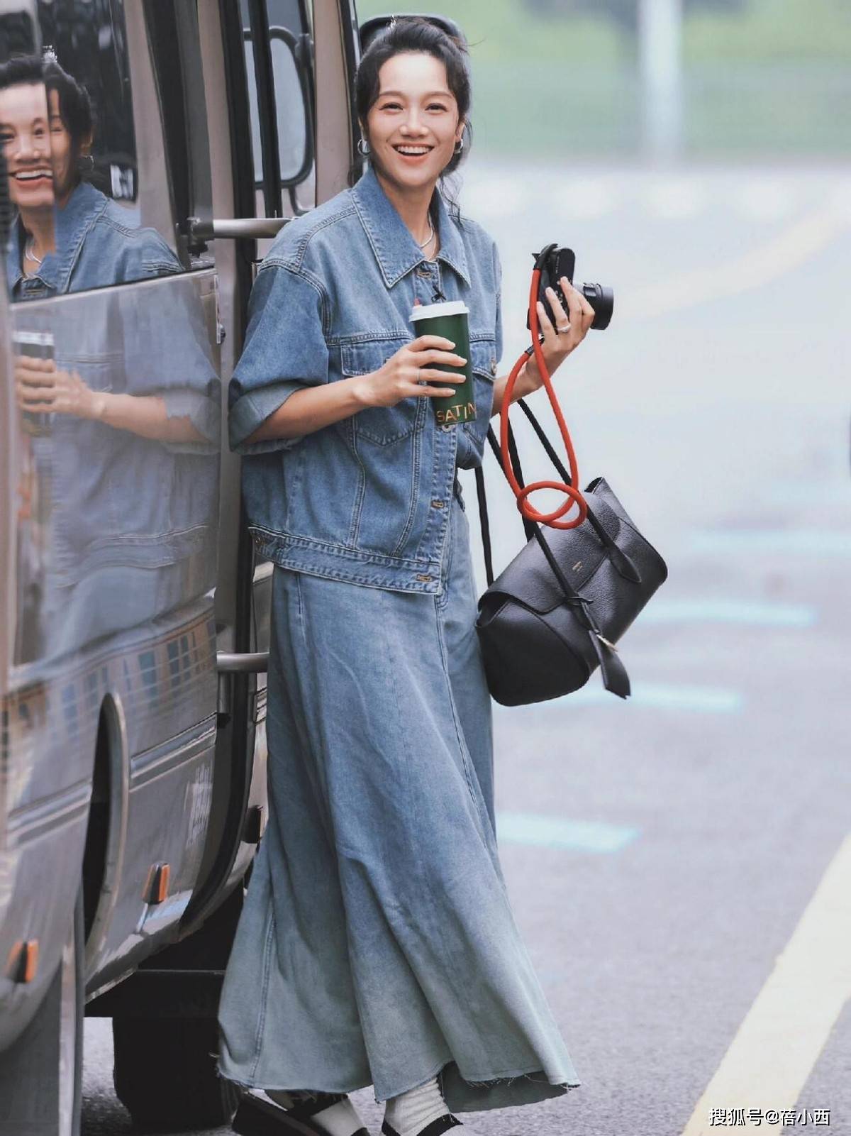 ：牛仔外套要一套穿平底鞋才更时髦AG真人中国看了朱丹的穿搭我悟了(图3)