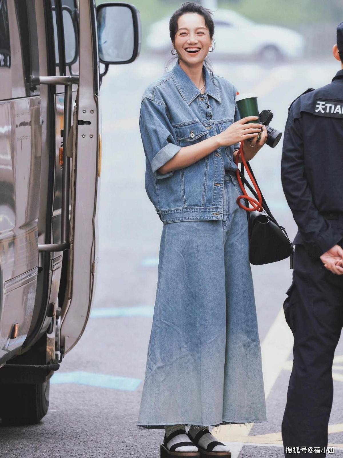 ：牛仔外套要一套穿平底鞋才更时髦AG真人中国看了朱丹的穿搭我悟了(图6)