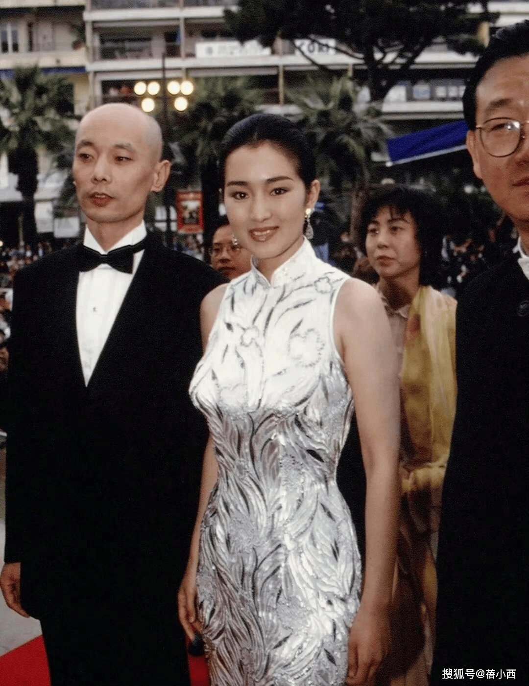 ！圆脸、微胖、我看100遍都不厌AG真人地址被穿旗袍的巩俐惊艳了(图3)