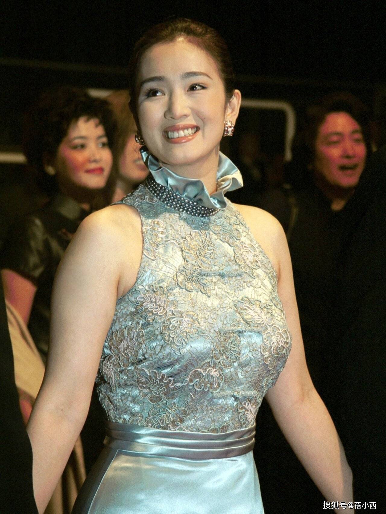 ！圆脸、微胖、我看100遍都不厌AG真人地址被穿旗袍的巩俐惊艳了(图2)