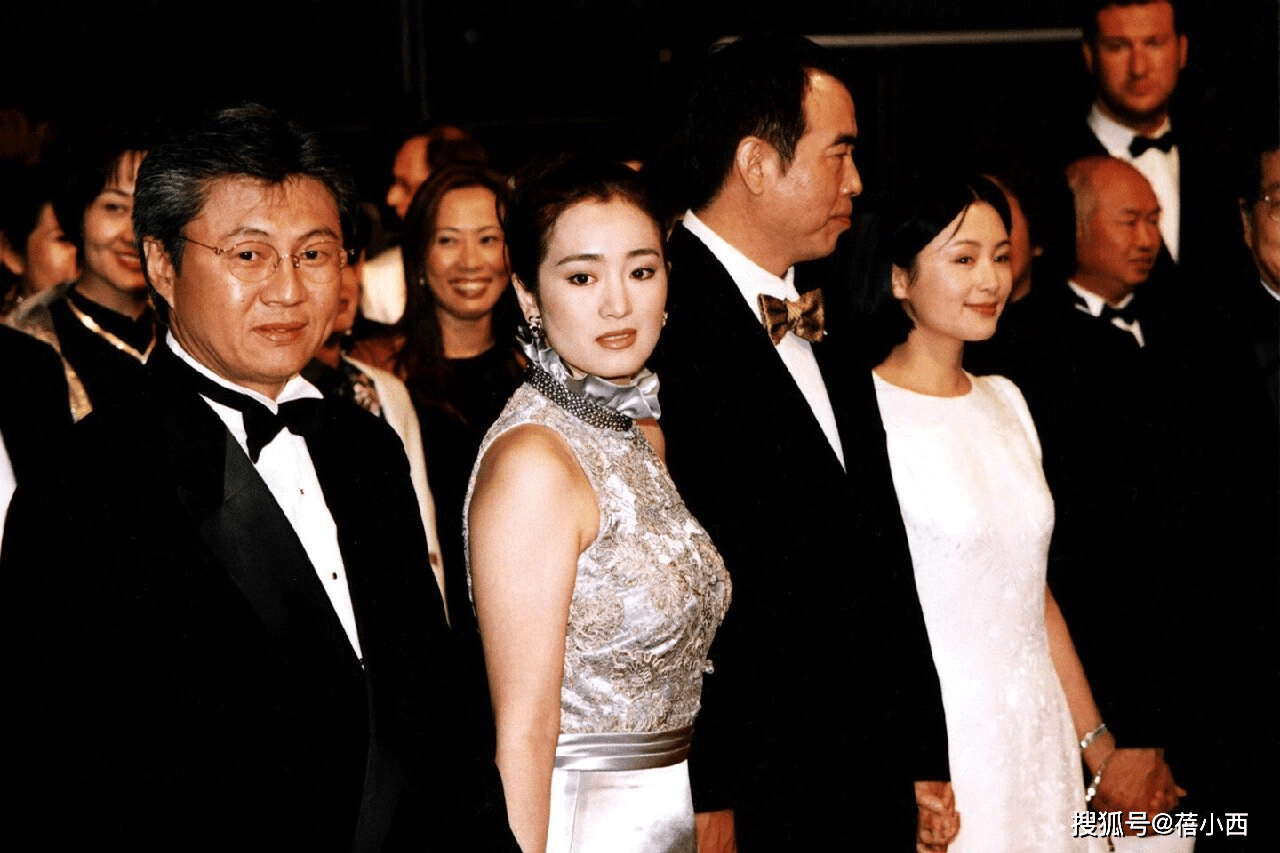 ！圆脸、微胖、我看100遍都不厌AG真人地址被穿旗袍的巩俐惊艳了(图5)