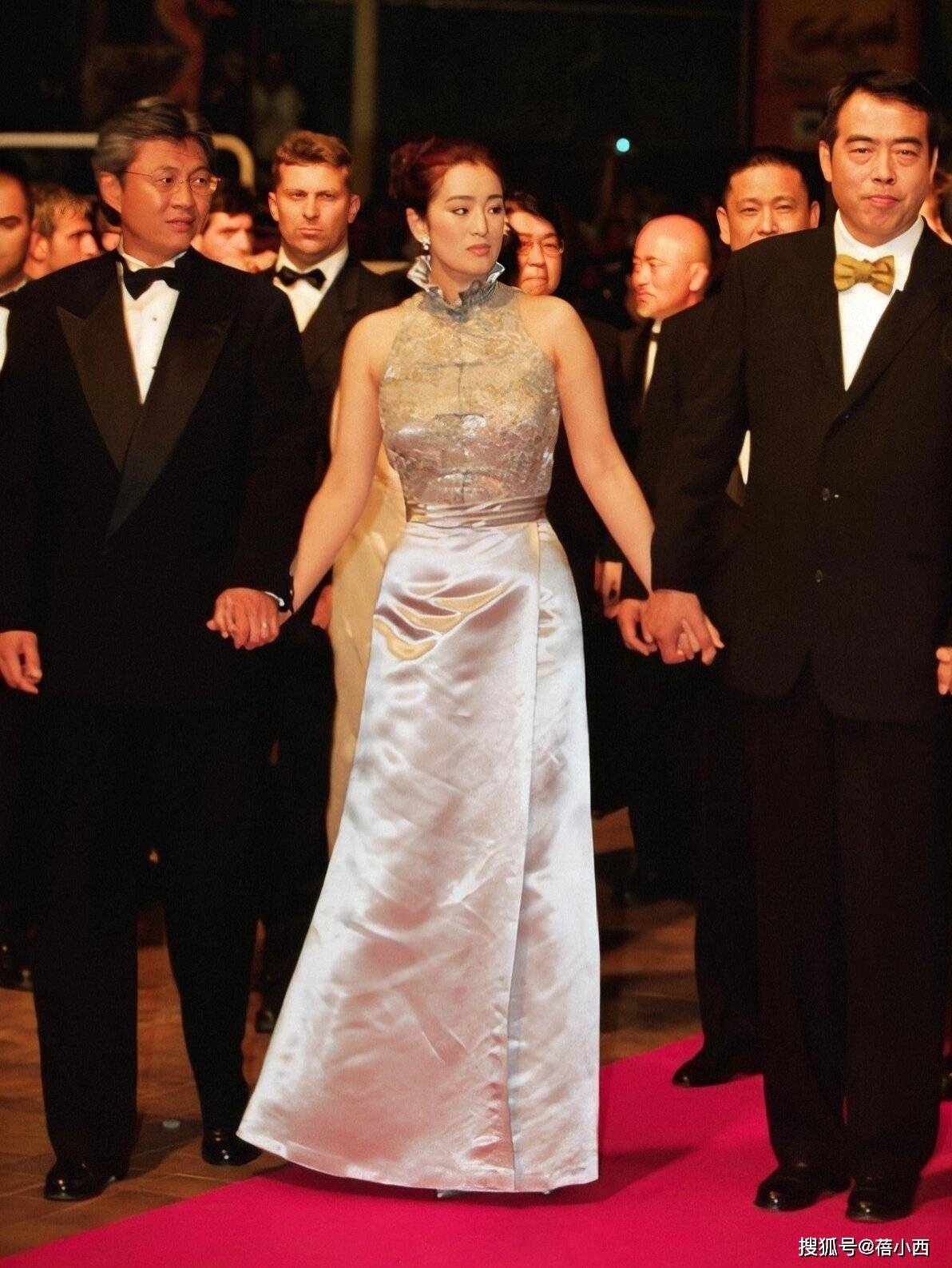 ！圆脸、微胖、我看100遍都不厌AG真人地址被穿旗袍的巩俐惊艳了(图7)