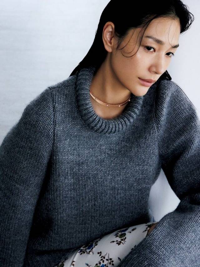 要学会用珠宝50+女性尤其不可忽略AG真人中国灰色穿搭的高级感秘诀：(图1)