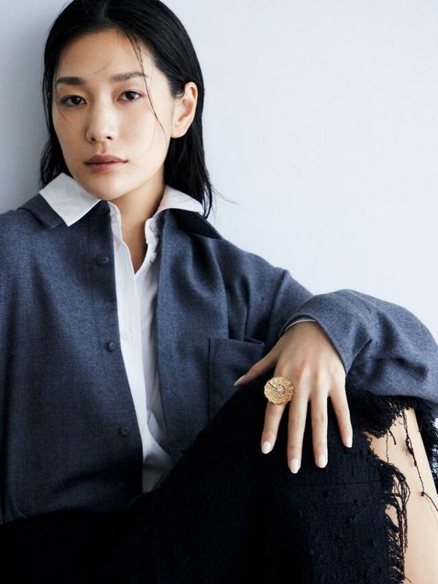 要学会用珠宝50+女性尤其不可忽略AG真人中国灰色穿搭的高级感秘诀：(图5)