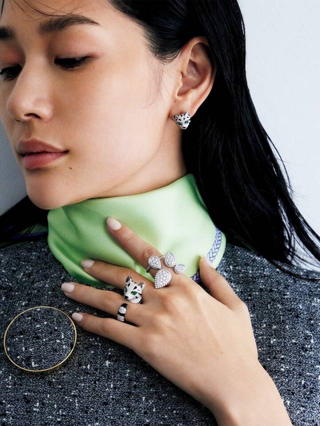 要学会用珠宝50+女性尤其不可忽略AG真人中国灰色穿搭的高级感秘诀：(图6)