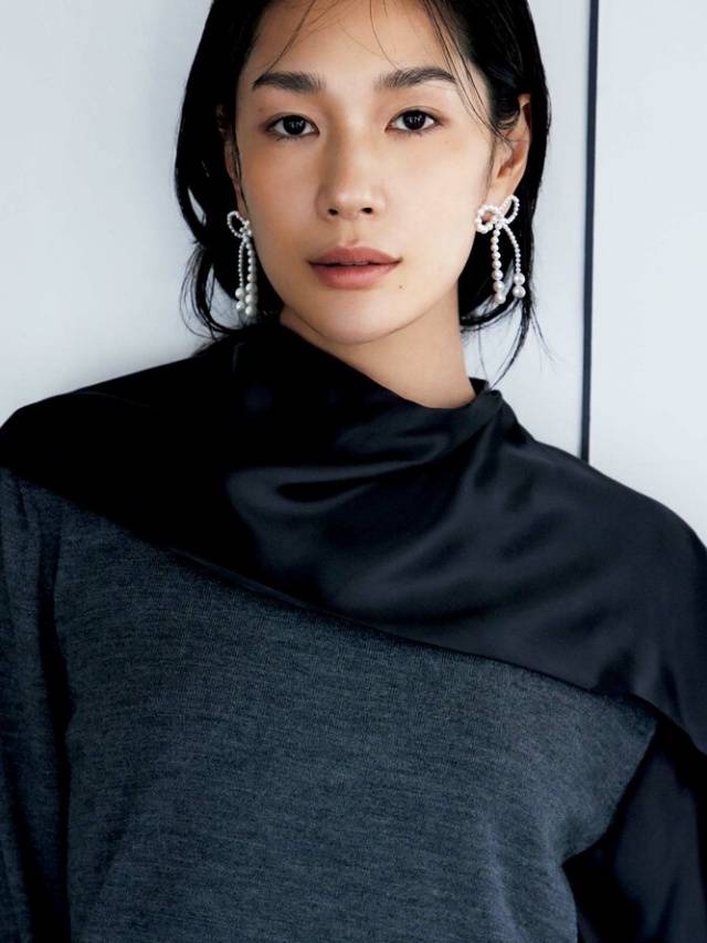 要学会用珠宝50+女性尤其不可忽略AG真人中国灰色穿搭的高级感秘诀：(图9)