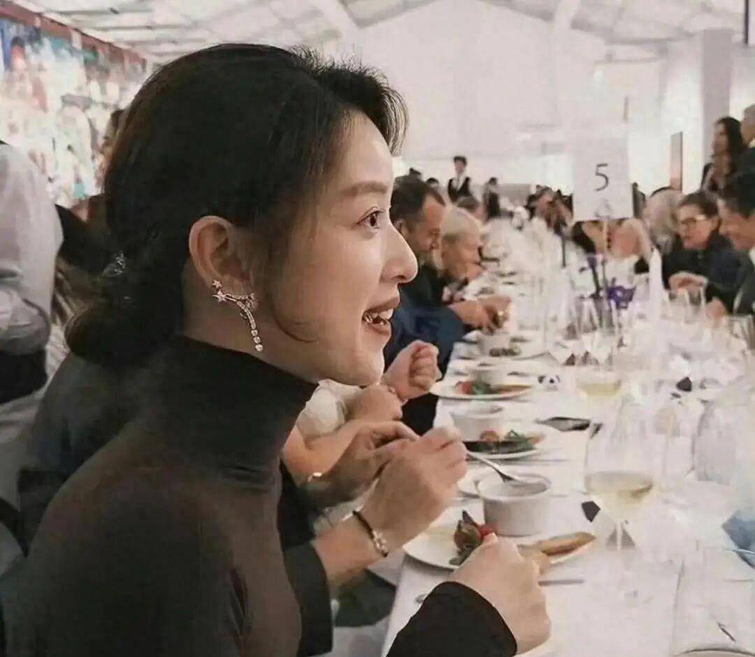 上热搜：身价600亿早已不只是刘强东妻子AG真人平台app章泽天775万天价耳环(图2)