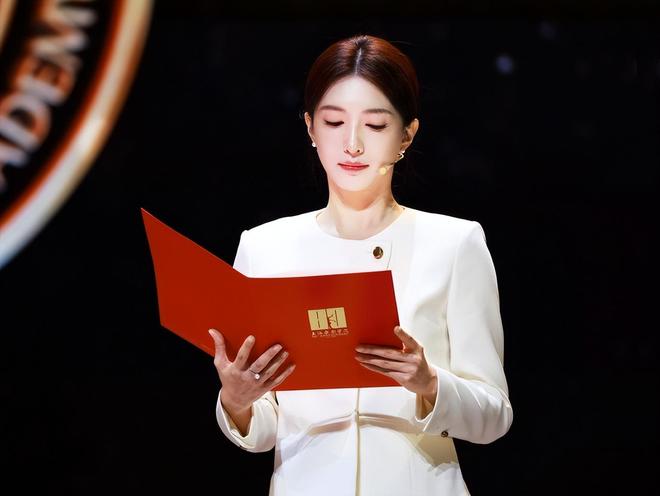 型美回颜值巅峰！穿白色西装套装优雅端庄AG真人app江疏影换回“无刘海”造(图2)