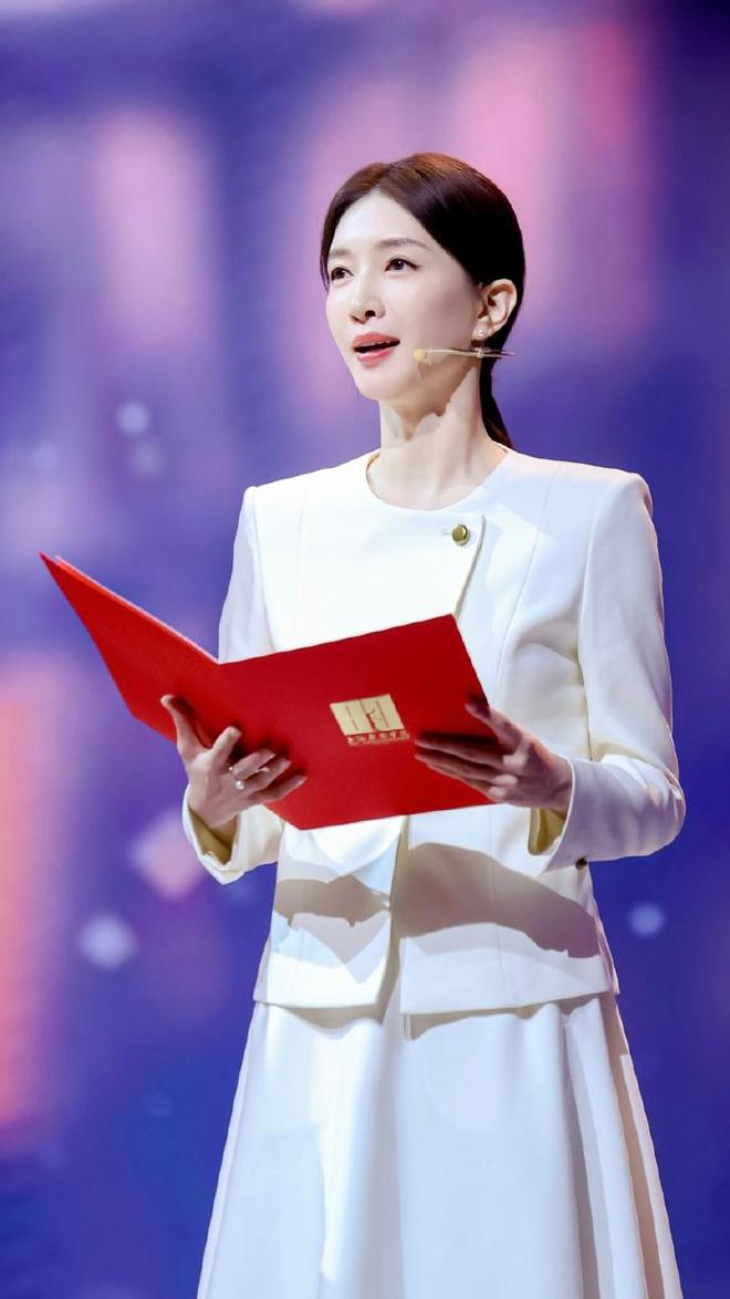 型美回颜值巅峰！穿白色西装套装优雅端庄AG真人app江疏影换回“无刘海”造(图4)