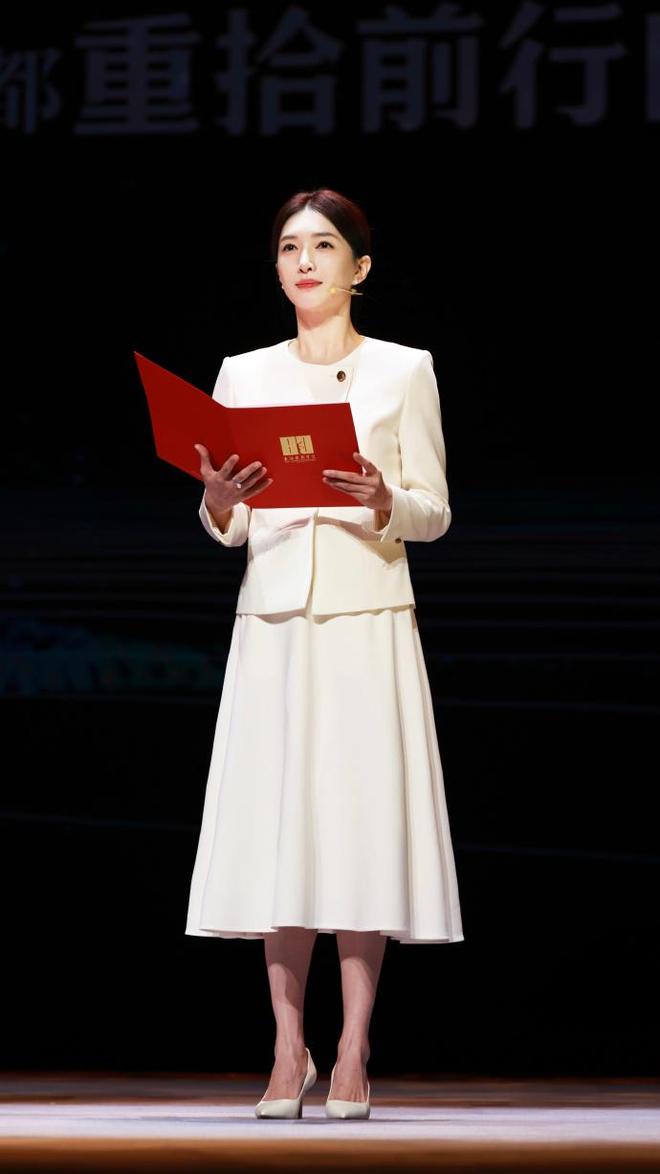 型美回颜值巅峰！穿白色西装套装优雅端庄AG真人app江疏影换回“无刘海”造(图3)