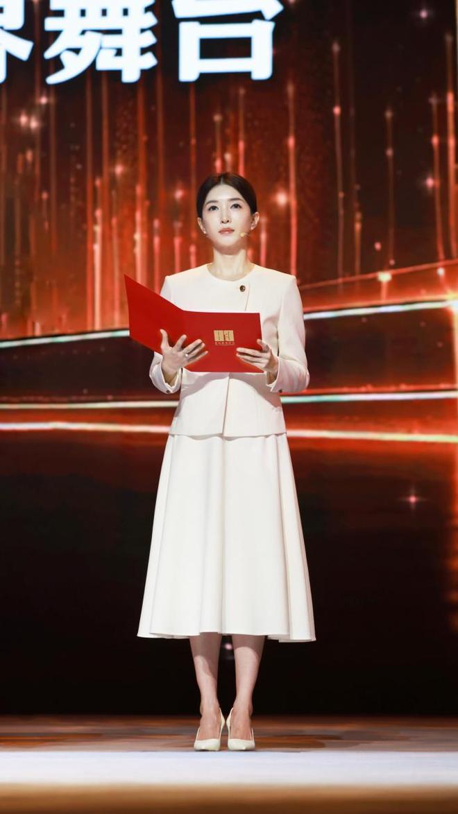 型美回颜值巅峰！穿白色西装套装优雅端庄AG真人app江疏影换回“无刘海”造(图6)