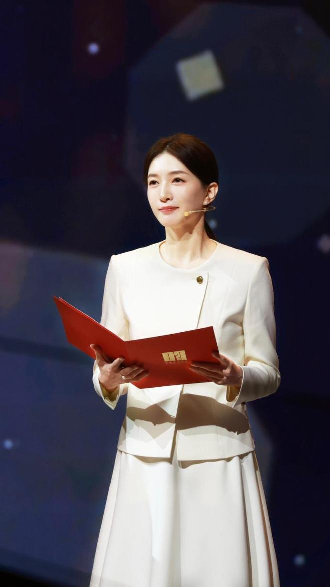 型美回颜值巅峰！穿白色西装套装优雅端庄AG真人app江疏影换回“无刘海”造(图5)