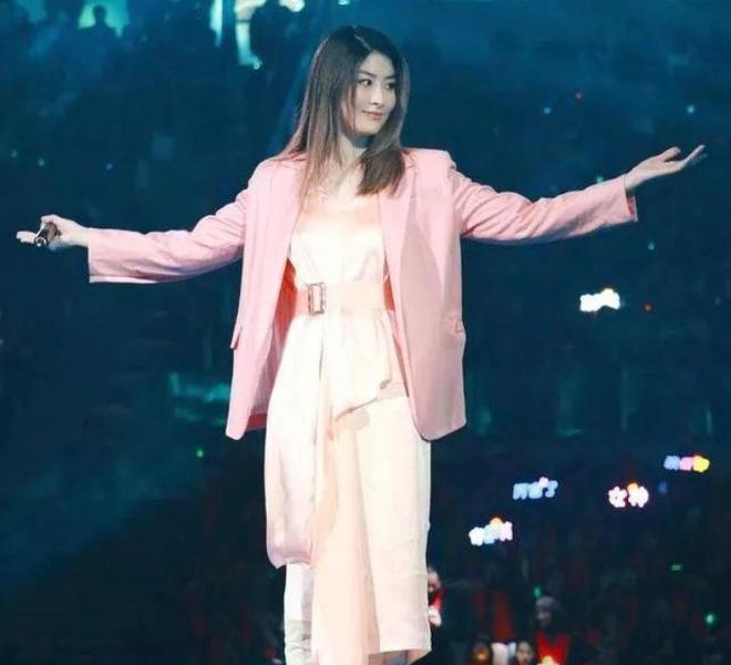 粉了白纱连衣裙搭配粉色西服尽显青春!AG真人国际厅陈慧琳也开始挑战芭比(图4) 粉了白纱连衣裙搭配粉色西服尽显青春!AG真人国际厅陈慧琳也开始挑战芭比(图4)