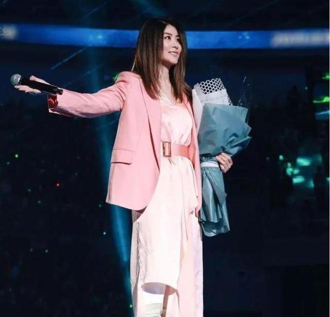 粉了白纱连衣裙搭配粉色西服尽显青春!AG真人国际厅陈慧琳也开始挑战芭比(图3) 粉了白纱连衣裙搭配粉色西服尽显青春!AG真人国际厅陈慧琳也开始挑战芭比(图3)