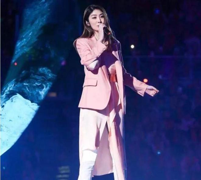 粉了白纱连衣裙搭配粉色西服尽显青春！AG