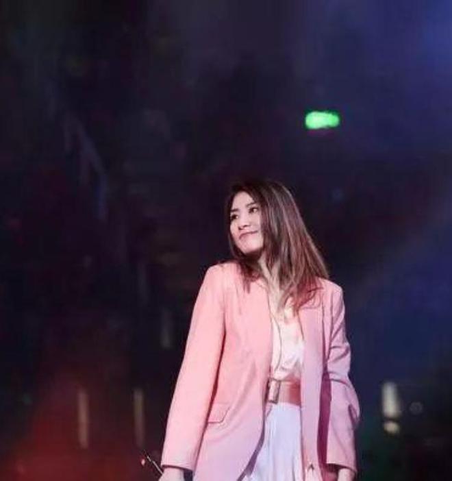 粉了白纱连衣裙搭配粉色西服尽显青春!AG真人国际厅陈慧琳也开始挑战芭比(图2) 粉了白纱连衣裙搭配粉色西服尽显青春!AG真人国际厅陈慧琳也开始挑战芭比(图2)