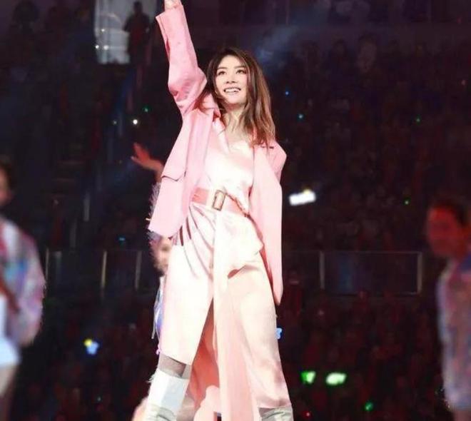 粉了白纱连衣裙搭配粉色西服尽显青春!AG真人国际厅陈慧琳也开始挑战芭比(图5) 粉了白纱连衣裙搭配粉色西服尽显青春!AG真人国际厅陈慧琳也开始挑战芭比(图5)